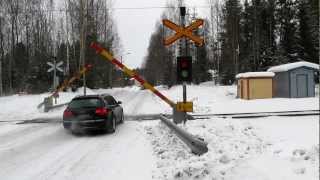 preview picture of video 'Freight train T 3436? passed Kilpakorpi (Km. 0281+0459) level crossing in Jämsä, Finland'