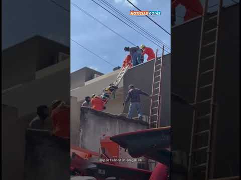 🚒 Bombeiros realizam resgate em altura após incidente com rede elétrica em Carmo do Rio Verde.