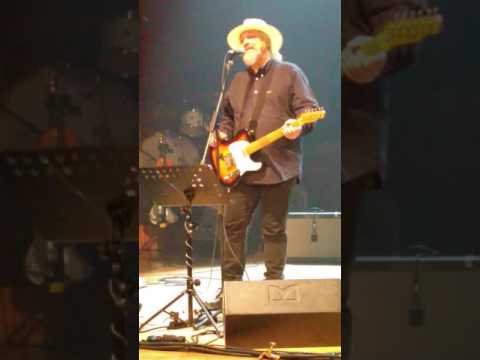 Finardi e Hugh Bullen. Il basso che ha suonato con te dal cielo. 40 Musica Ribelle