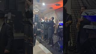 האנרגיה שיש רק במוסיקה החסידית יואלי דוידוביץ וסנדי דינקל  שרים את הלהיט קול מבשר