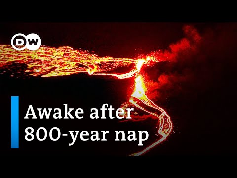 火山噴發照亮了冰島的天空，經過數週的地震後，冰島的天空被照亮了。 (Volcano eruption lights up Iceland sky after weeks of earthquakes | DW News)