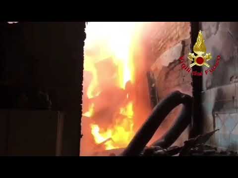 Incendio a Cornaredo, i Vvf salvano due persone e un gatto