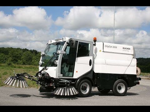 Уборочная машина. У столичных коммунальщиков появилась техника нового поколения