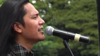 Download lagu Koil - Aku Lupa Aku Luka @GOR Saparua Bandung 2010 mp3 Download lagu Koil - Aku Lupa Aku Luka @GOR Saparua Bandung 2010 mp3