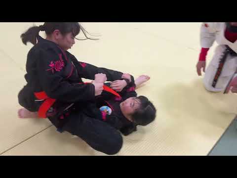 可愛い小学女子お花畑柔術スパーリング４K