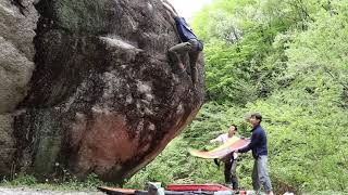 Video thumbnail of ダンス白州, 三段 (7c+). 白州ボルダー (Hakushu Boulders)