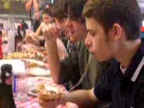 Borch bendice la mesa en el cumpleaños de Dani&Andy