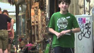 אבישי רוזן – אלפי ילדים (הקליפ הרשמי) - התמונה מוצגת ישירות מתוך אתר האינטרנט יוטיוב. זכויות היוצרים בתמונה שייכות ליוצרה. קישור קרדיט למקור התוכן נמצא בתוך דף הסרטון