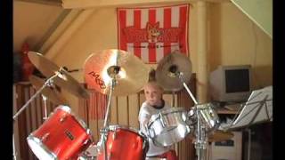 Roy 9 jaar oud drummen