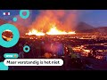 Mensen picknicken bij vuurspuwende vulkaan