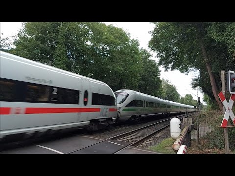 Bahnübergang im Krugfeld Hildesheim Züge am Freitag 6.8.2021 ICE-T mit 1×5 1×7 Waggons