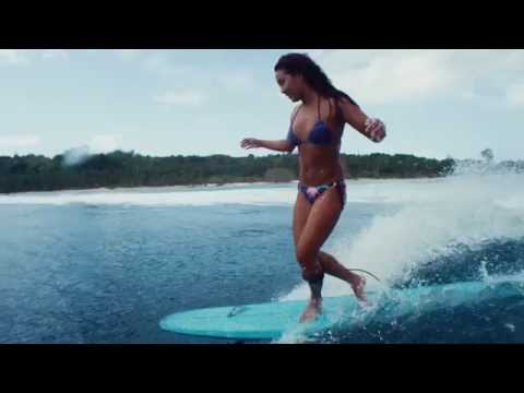 Kelia Moniz- surfer profesional team Roxy