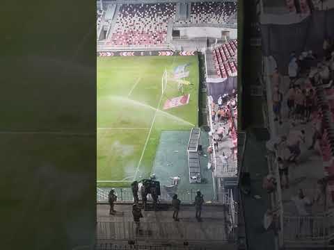 Torcedores invadem o campo e promovem briga generalizada em jogo do Campeonato Catarinense
