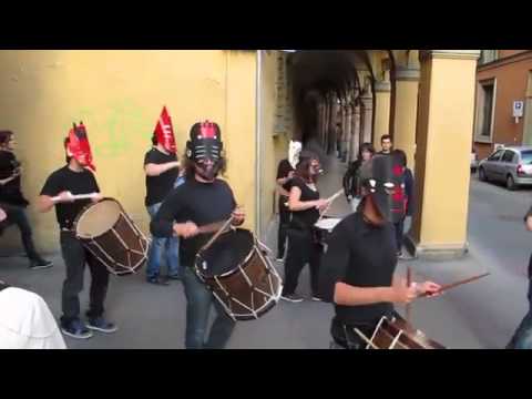 Gruppo Tamburi Offagna - Masks and Flags per la nostra tribù. - Bologna 18 Maggio 2012