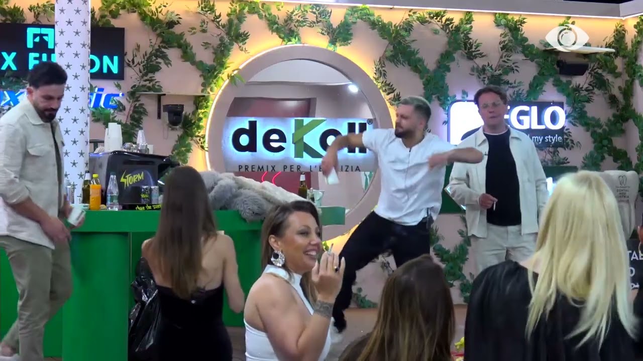 “Mos e shiko tani, por ajo vajza aty po kërkonte numrin tënd”/ Gjesti-Aldos: Jam i zënë…