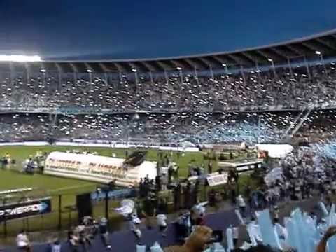 "Racing entra em campo para ganhar o campeonato de 2014: recibimiento" Barra: La Guardia Imperial &bull; Club: Racing Club
