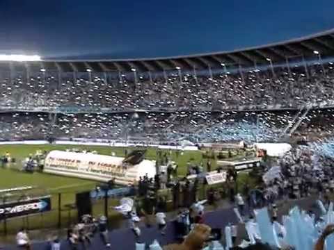 "Racing entra em campo para ganhar o campeonato de 2014: recibimiento" Barra: La Guardia Imperial • Club: Racing Club