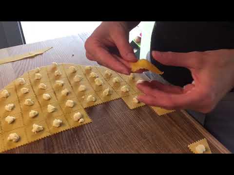 Ricetta Cappelletti Romagnoli - tutorial come chiudere i cappelletti | Park Hotel Morigi Gatteo Mare