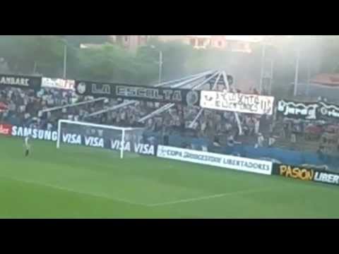 "Recibimiento de la hinchada de Libertad vs. Palmeiras - Copa Libertadores 2013" Barra: La Escolta &bull; Club: Libertad