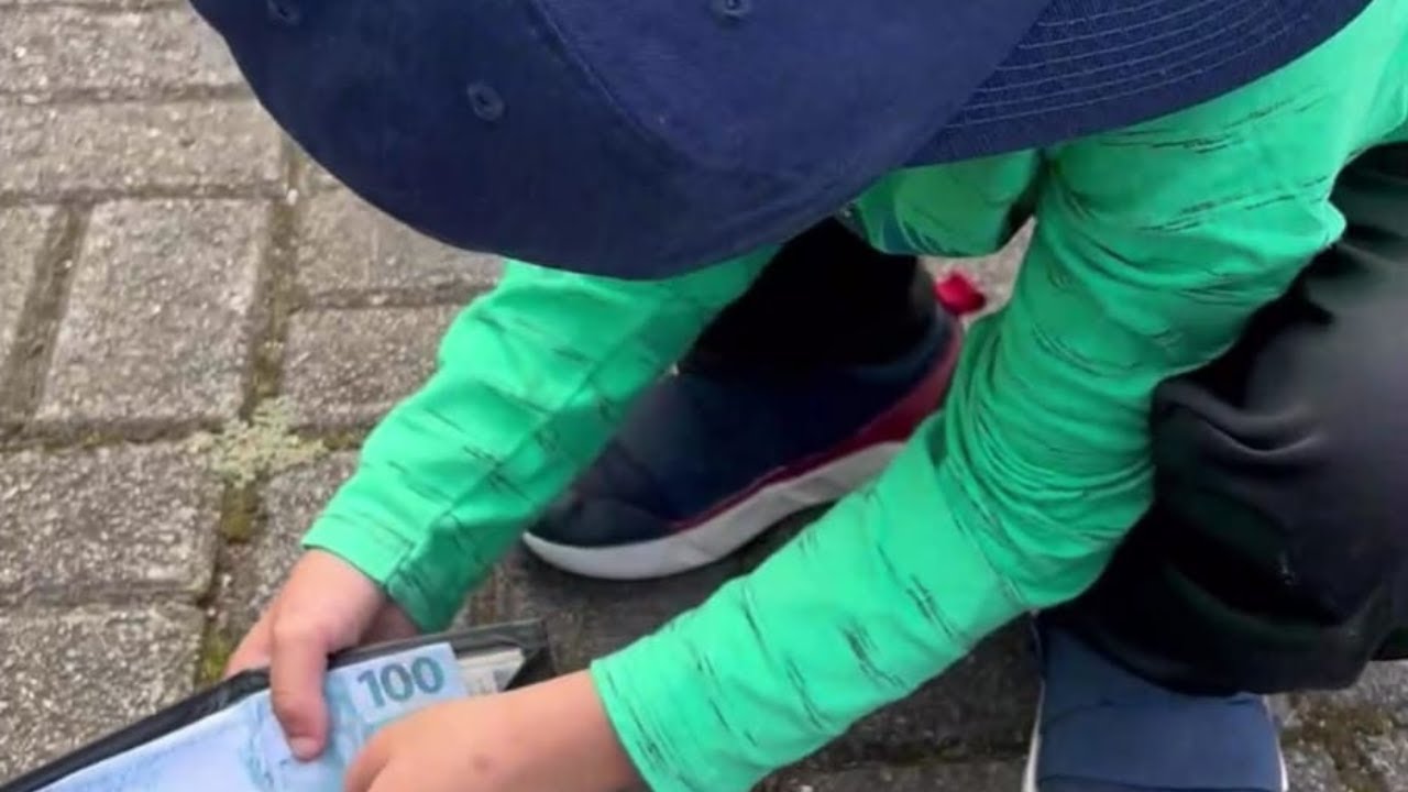 Menino Pobre Encontra Carteira de Empresário e Ninguém Imaginava Que Ele Tivesse Essa Atitude.