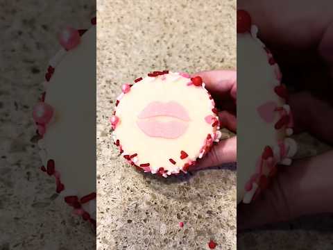 Sealed With A Kiss Cupcake 💋 #shorts #cupcake #cupcakes #Couplespecoal day