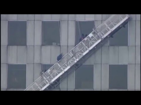 Fönsterputsare fast på hög byggnad