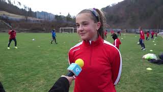 12 годишна Елина „мачка" момчетата с футболната топка