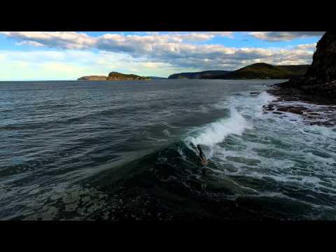 Surfeando en la playa de Umina captada por un dron