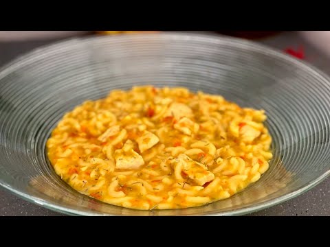 Fideuá caldosa de pollo y verduras.