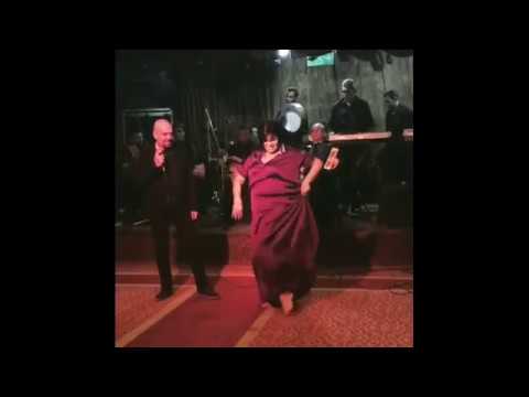 رقص الفنانة المصرية فيفي عبده ورقص وتصفيق  رائع #فيفي_عبده #مصر#العراق#ام_الدنيا