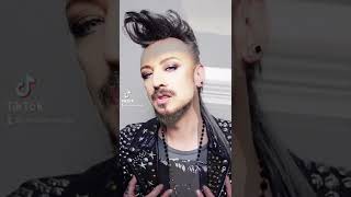 #undiacomohoy pero de 1961 nació #boygeorge !