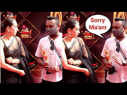 Karishma Kapoor Give Weird Angry Looks To Award Presenter At Mirchi Music Awards 2022