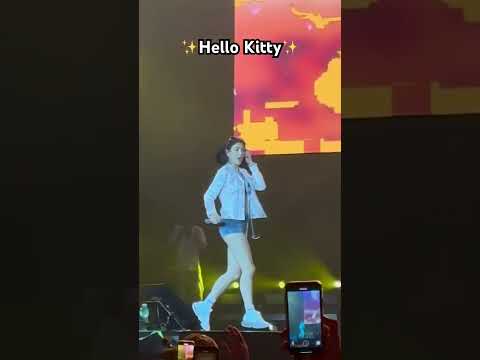 Anna fa saltare tutto il palco con Hello kitty✨😍