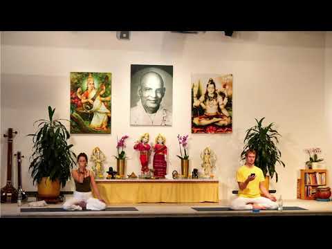 YOGA Mittelstufe  "Ankommenstunde" mit Adrian - Yoga Vidya Ashram Live - 17:00 Uhr 22.10.2021