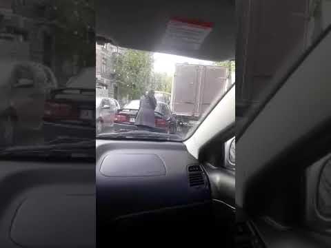 На вулиці Василіянок зіткнулася іномарка та вантажівка. ВІДЕО