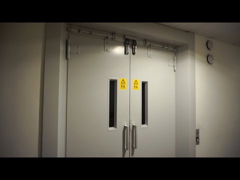 Fast DEVE hydraulic freight elevator (mod by DEVE-Schindler) @ Götlundagatan 34, Stockholm, Sweden