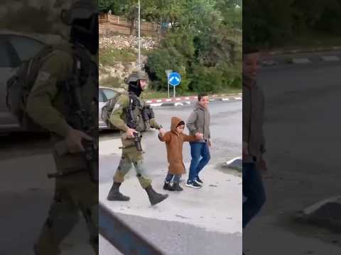 , title : 'ما لم يريكم إياه الإعلام العربي #الفلسطيني - #جندي في #الخليل يساعد طفلين فلسطينيين على عبور الشارع'