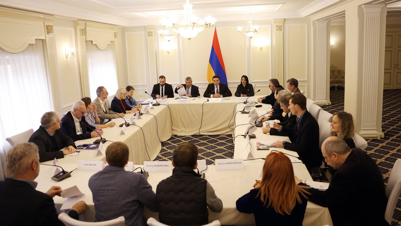 ՀՀ ԱԺ նախագահը հանդիպել է միջազգային հեղինակավոր լրատվամիջոցների ներկայացուցիչների և օտարերկրյա փորձագետների հետ