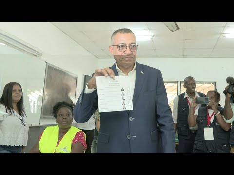 Video Thumbnail: Incumbent candidate Nova votes in the Sao Tome presidential election | AFP