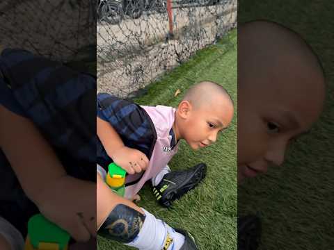 Mama Ara Kaget Deker Kaki Dedek Jatuh Lg Ltihan Sepak Bola. Jaga Baik Tutup Kaos Kaki Bs Hilang 🫣