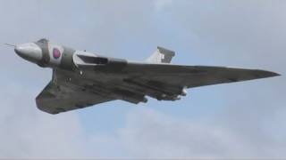 preview picture of video 'Avro Vulcan XH558 at Abingdon 8th May 2011'