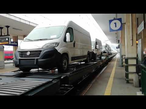 E652.044 IN TESTA AL TRENO MERCI: FOSSACESIA - PONTECAGNANO, IN ARRIVO ED IN PARTENZA DA CANCELLO