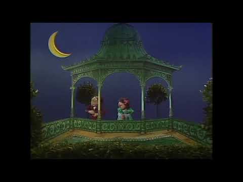 Muppet Songs: Wayne and Wanda - It's Only a Paper Moon