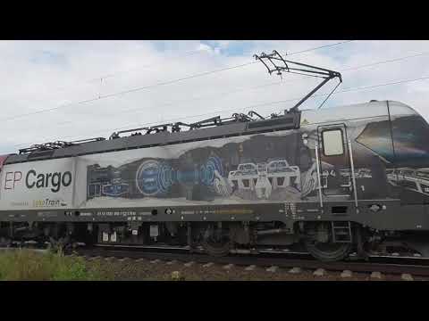 Průjezd EP Cargo Vectrona 383.062 se dřevem na přejezdu u Břeclavi