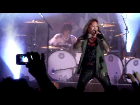 Zoltan Chaney with Vince Neil - Looks That Kill