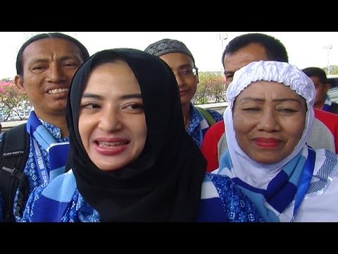 Dewi Perssik Umroh Bersama Keluarga Besar - Seleb On Cam 02 Juni 2014