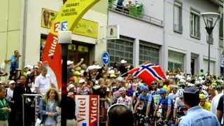 preview picture of video 'Tour de France 2012: départ étape 12 Saint Jean de Maurienne + chute de Manuel QUINZIATO'