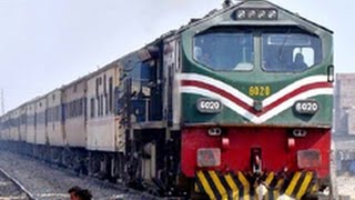 preview picture of video 'Train passing through the Railway Crossing Chak Jhumra | Pakistan Railways |'