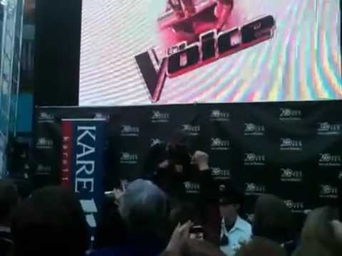Nicholas David (The Voice) @ Mall of America - "What's Goin' On"