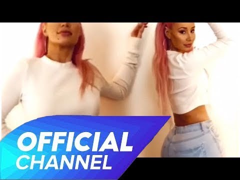 Iggy Azalea flaunts her voluptuous posterior in figure hugging jeans